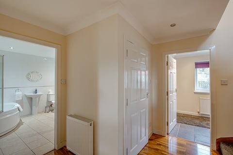Hallway to the bathroom and bedrooms