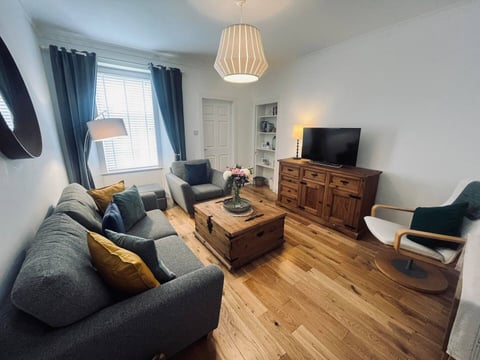 Lounge with TV unit and warm lamplight