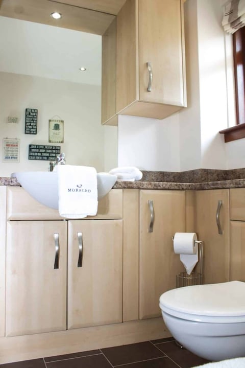 Bathroom vanity with Mòrachd towels