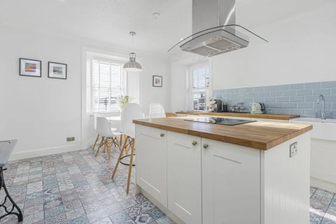 Kitchen island with hob and dining table beyond
