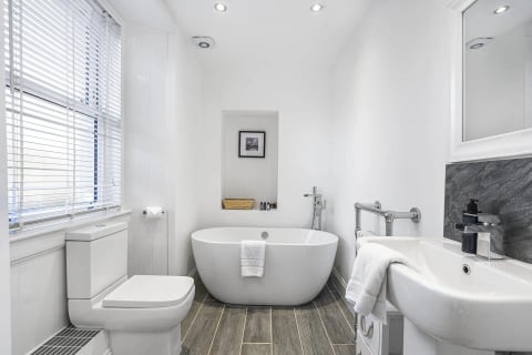 Freestanding bath with rolled towels