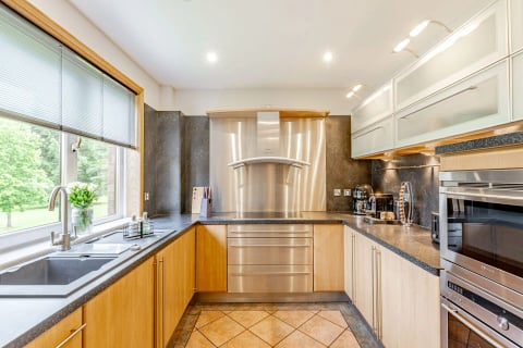 Compact kitchen with stainless splashback