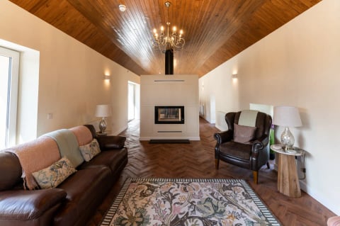 Double-sided fireplace dividing the lounge