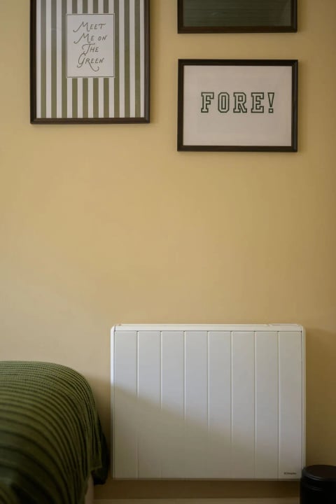 'Fore!' golf prints above the bedroom radiator