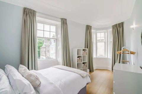 Twin bedroom in the bay window