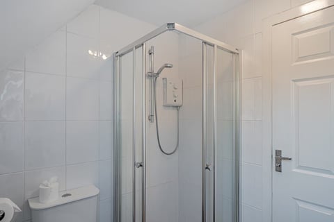 Corner shower cubicle with electric shower