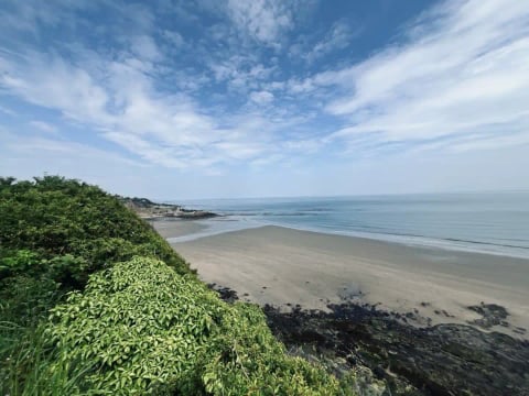 Kinghorn beach and bay under a bright sky