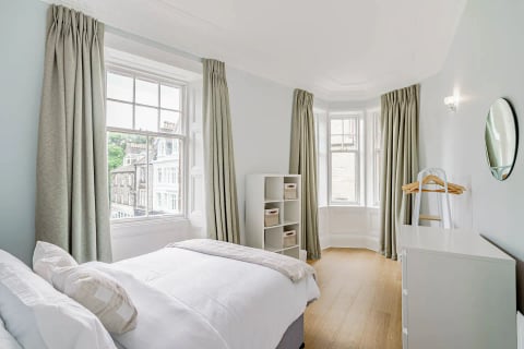 Twin room in the bay with city view