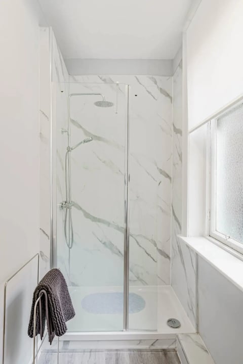 Walk-in shower with glass screen